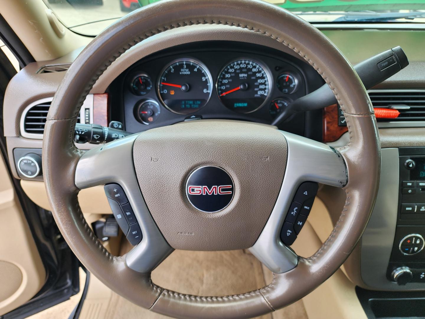 2012 BLACK /BEIGE LEATHER GMC Yukon SLT (1GKS1CE04CR) with an V8 engine, AUTO transmission, located at 2660 S.Garland Avenue, Garland, TX, 75041, (469) 298-3118, 32.885551, -96.655602 - Welcome to DallasAutos4Less, one of the Premier BUY HERE PAY HERE Dealers in the North Dallas Area. We specialize in financing to people with NO CREDIT or BAD CREDIT. We need proof of income, proof of residence, and a ID. Come buy your new car from us today!! This is a Super nice 2012 GMC YUKON S - Photo#14